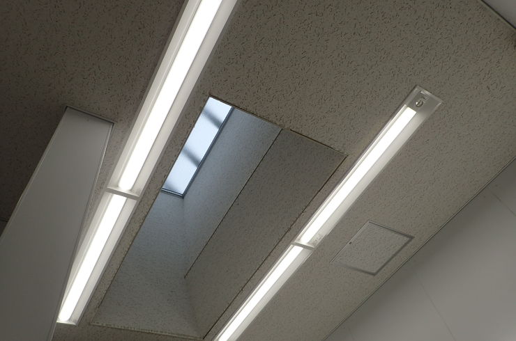 各SAトイレ内照明器具LED化作業